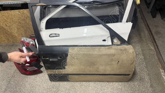 MERCEDES W124 KASA E180 SAĞ ÖN KAPI ORJİNAL ÇIKMA