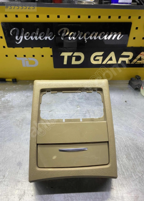 BMW E90 ARKA HAVALANDIRMA ÇERCEVESİ KREM TEMİZ ÜRÜN