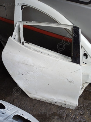 Renault Clio 4 sağ arka kapi