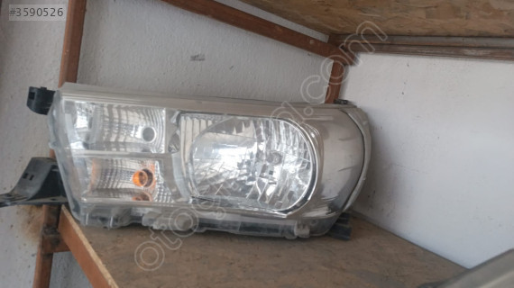 Toyota Hilux sol far çıkma