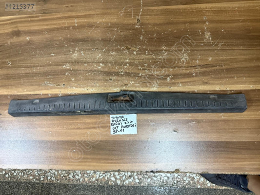 TOYOTA AVENSİS BAGAJ KİLİDİ ÜST PLASTİĞİ ORJİNAL ÇIKMA 98-01