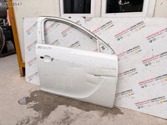 Opel İnsignia sağ ön kapı (hasarlı ürün)