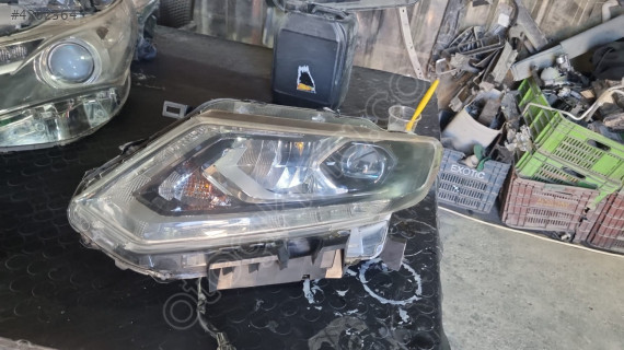 Nissan x.sitrail 2015 model sol on far