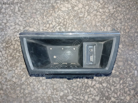5F1857925 13-16 LEON ORJÇIKMA AUX VE USB'Lİ KONSOL EŞYA YERİ