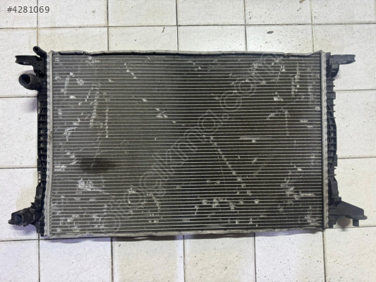 Audi A4 Su Radyatörü 2.0TDI 2016-2020 8W0121251AK