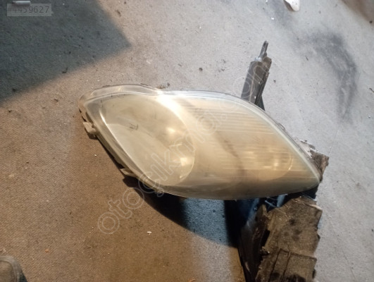 2010 model toyota yarıs sol far