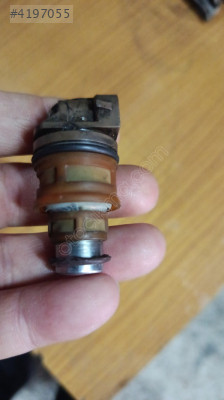 Opel corsa b 14 . 8 valf tek nokta benzin enjektörü çıkma orjinal