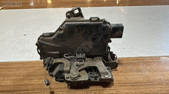 2000-2005 WV BORA SAĞ ÖN KAPI KİLİDİ ORJ ÇIKMA