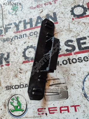 5Q0937546  Passat b8 ön koltuk alt kablo soket yuvası