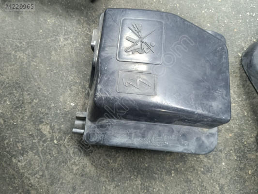 RENAULT CLİO 4 DOKKER LODGY STEPWAY SİGORTA ÜST KAPAĞI ÇIKMA ORJ