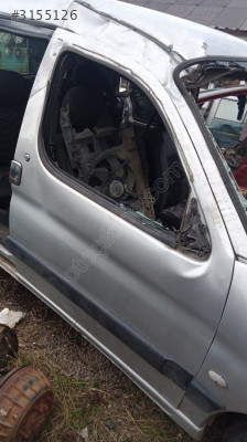 Partner Berlingo sağ ön kapı ufak hasarlı çıkma