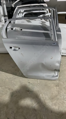 VOLKSWAGEN golf 10 13 sağ arka kapı ufak hasarlı..