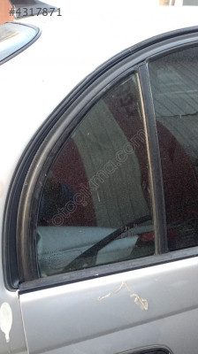 toyota carina sağ arka kelebek camı