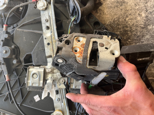 FORD FİESTA SAĞ ARKA KAPI KİLİDİ