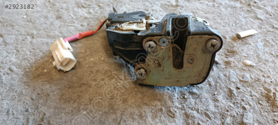 Toyota kapı kilidi parçası