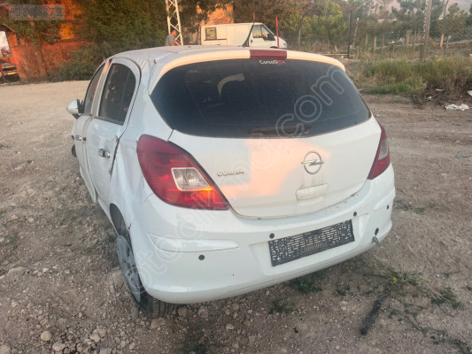 Opel Corsa bagaj kapak