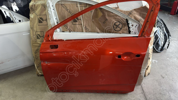 Renault Clio 5 Modeli İçin Sol Ön Kapı Çıkma Parçası