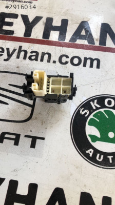 829-2F40 Toyota Yarıs 2015 arka sağ kapı cam açma düğmesi