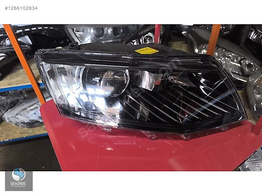 SKODA OCTAVİA SAĞ FAR ORJİNAL ÇIKMA