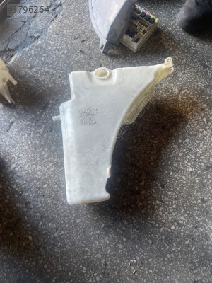 8t0955453c AUDİ A4SİLECEK SUYU BİDONU DEPOSU MOTORLAr ÜZERİNDE
