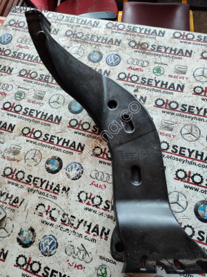 5Q0819806 Passat b8 sağ arka ayak havalandırma kanalı