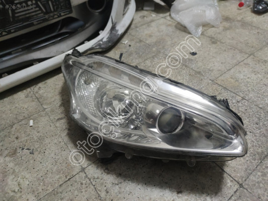 Peugeot 208 Sağ Ön Far