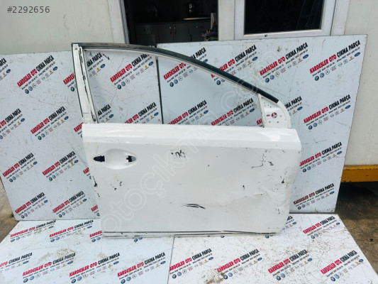 Toyota Auris sağ ön Kapı (Hasarlı)
