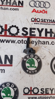 3AE810899 Passat B7 bagaj kapağı trim braketi