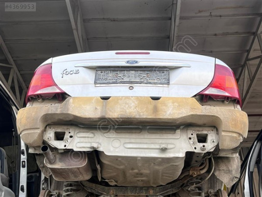 Ford Focus 1 arka tampon köpügü