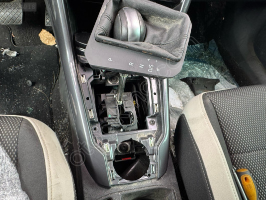 VOLKSWAGEN T-ROC ÇIKMA OTOMATİK VİTES MEKANİZMASI 5Q1713025CE
