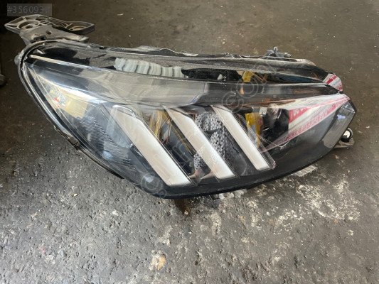 Peugeot 208 sağ ön far