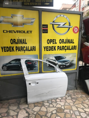 Opel Corsa F sağ ön kapı beyaz renk