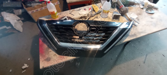 2025 model Nissan ön panjur