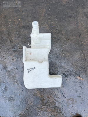 2014 JETTA SİLECEK SUYU DEPOSU