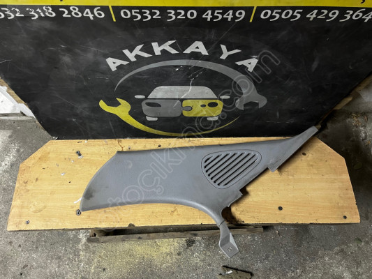 7700841902D Megane 1 Sağ Arka Direk Bakaliti Orjinal Çıkma