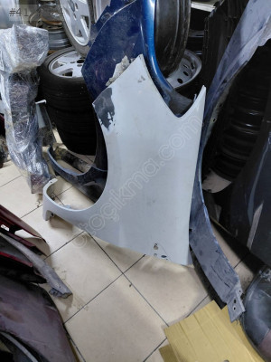 Renault cilo  3 hecbek Sağ ön çamurluk orjinal çıkma alkal