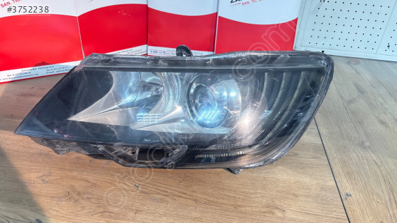 Skoda süperb 2013 sol far