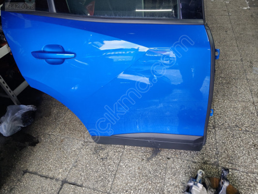 Peugeot 2008 SUV  sağ arka kapı