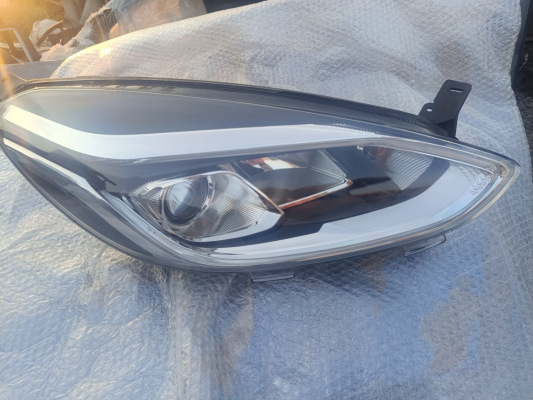 Ford Fiesta Yeni kasa Sağ ön far lambası