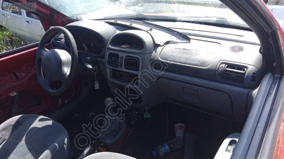Renault Clio 2 torpido dolu çıkma