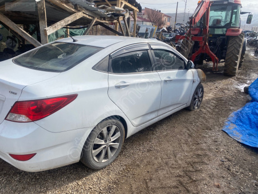Hyundai Accent Blue sağ ön kapı