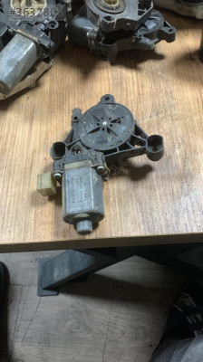 0130822717 audi a3 sağ ön cam motoru