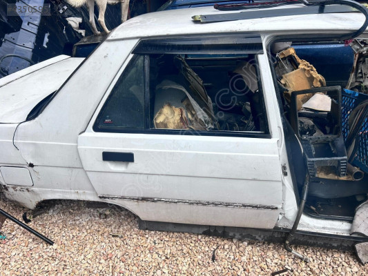 Renault brodway Reno 9 sağ arka kapı araçtan sökme beyaz renk