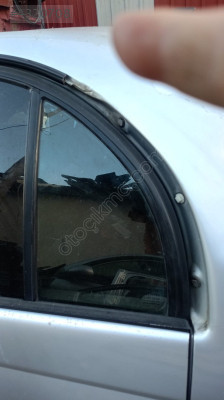 toyota carina sol arka kelebek camı