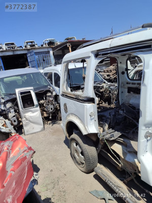 FORD CONNECT  SAG  ARKA ÇAMURLUK ÇEYREK ÇIKMA