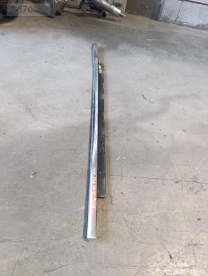 8K0853763 Audi A4 sol arka kapı sıyırıcı