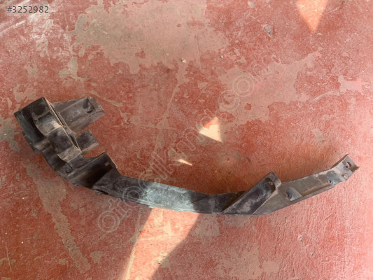 AUDİ Q3 SAĞ TAMPON FAR ALTI BRAKETİ 8U0805608A