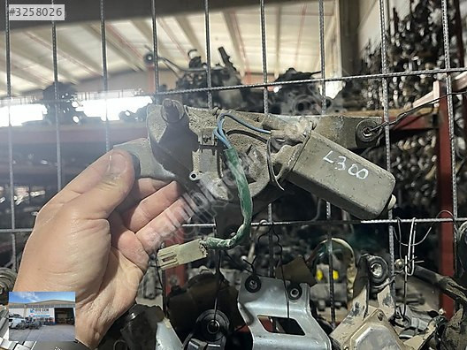OTO CEMDEN ÇIKMA MITSUBISHI L300 ARKA SİLECEK MOTORU