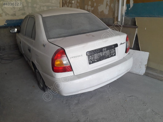 Hyundai Accent sol arka kapı dolu