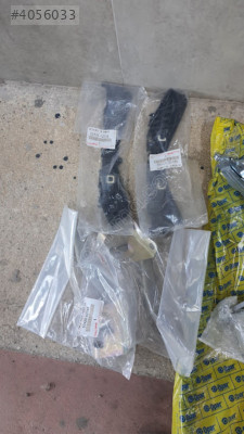 toyota auris  07/10 2adet ön tampon braketi  2adet menteşesi